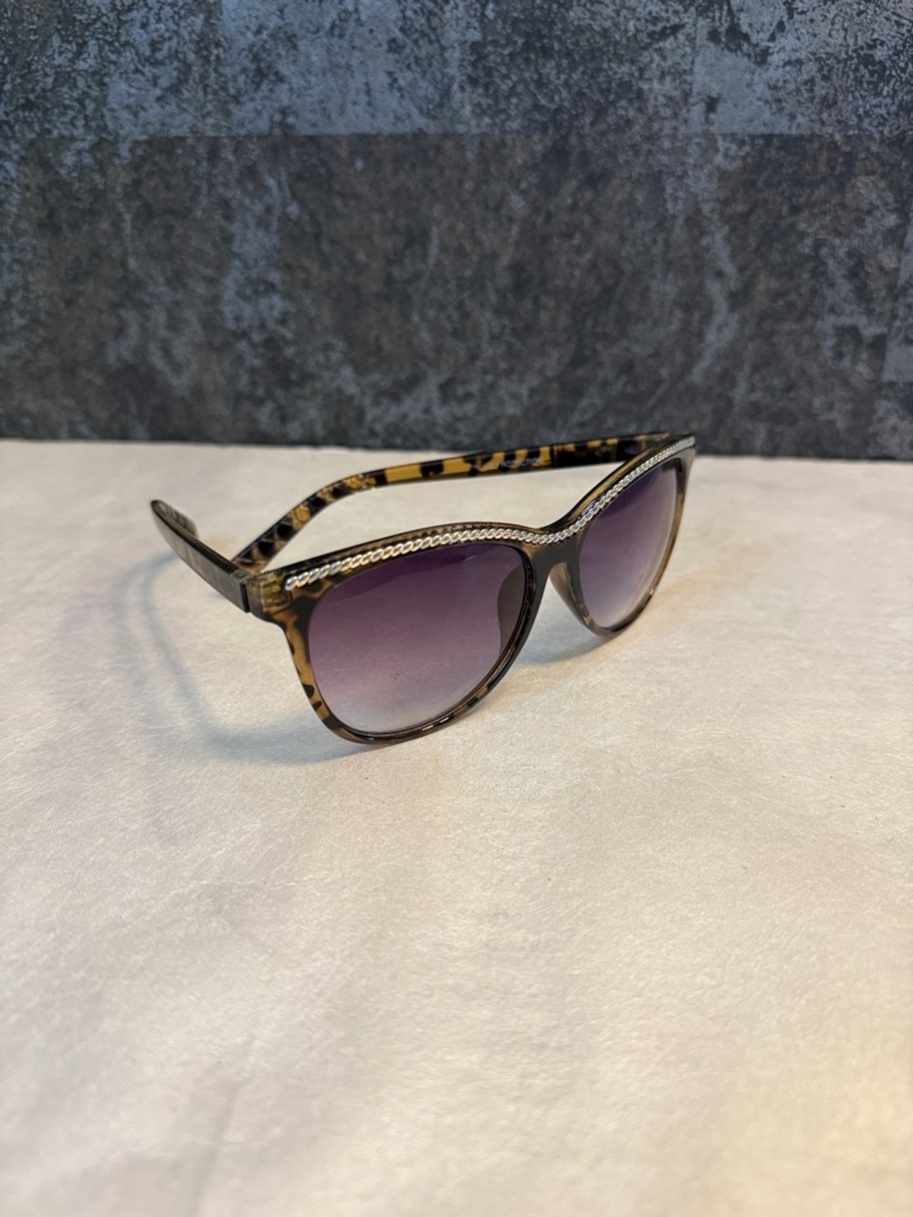 Women’s Tortoiseshell Cat-Eye Sunglasses with Gradient Lenses